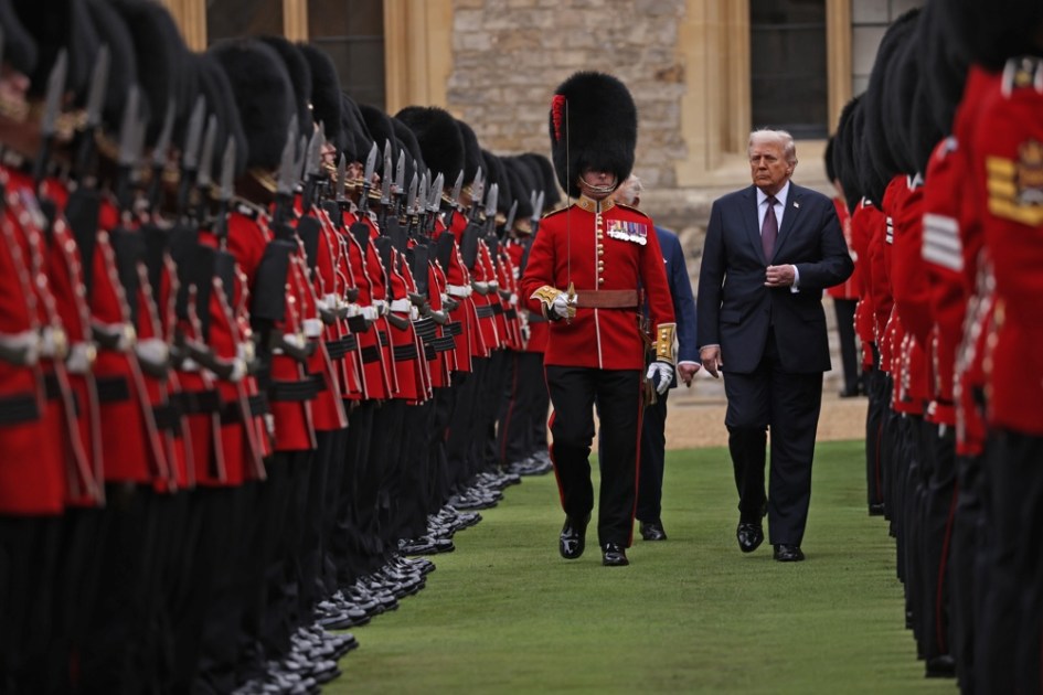 Uma foto de folheto disponibilizada pelo Ministério da Defesa Britânico mostra o presidente dos EUA, Donald J. Trump (C-D), enquanto ele revisa a Guarda de Honra durante sua visita de estado ao Reino Unido, no Castelo de Windsor, em Windsor, Grã-Bretanha, em 17 de setembro de 2025. O rei Charles III da Grã-Bretanha está recebendo o presidente dos EUA, Trump, durante sua segunda visita oficial de estado ao Reino Unido, de 17 a 19 de setembro de 2025. (Reino Unido) EFE/EPA/Tim Hammond/RAF/UK MOD HANDOUT HANDOUT USO EDITORIAL SOMENTE/VENDAS NÃO PROIBIDAS