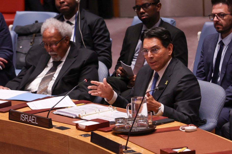 O embaixador Danny Danon, representante permanente de Israel na Organização das Nações Unidas (ONU), fala durante reunião do Conselho de Segurança