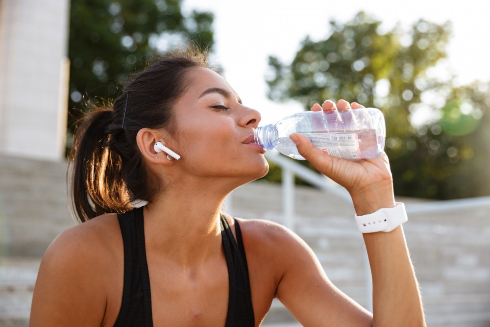 Hidratação: quanto de água realmente precisamos beber por dia?