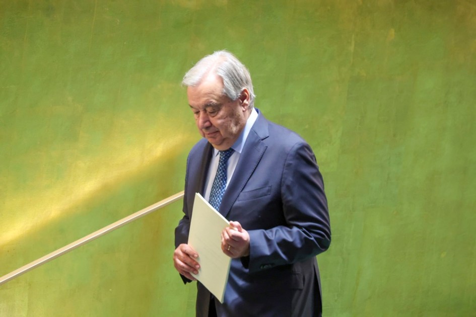 O secretário-geral das Nações Unidas (ONU), Antonio Guterres, sobe ao pódio durante o debate geral da 80ª sessão da Assembleia Geral das Nações Unidas (AGNU), na sede das Nações Unidas em Nova York, EUA, em 23 de setembro de 2025. (Nova York) EFE/EPA/SARAH YENESEL