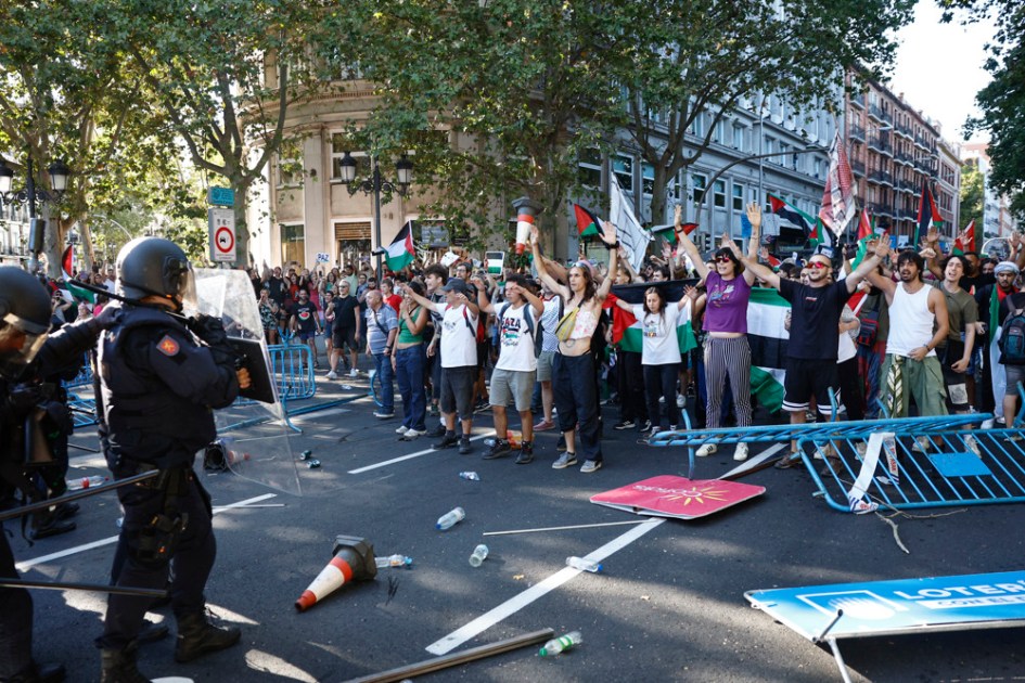 Manifestantes pró-palestinos bloqueiam a rota dos ciclistas no Paseo del Prado, durante a etapa final da Vuelta a España