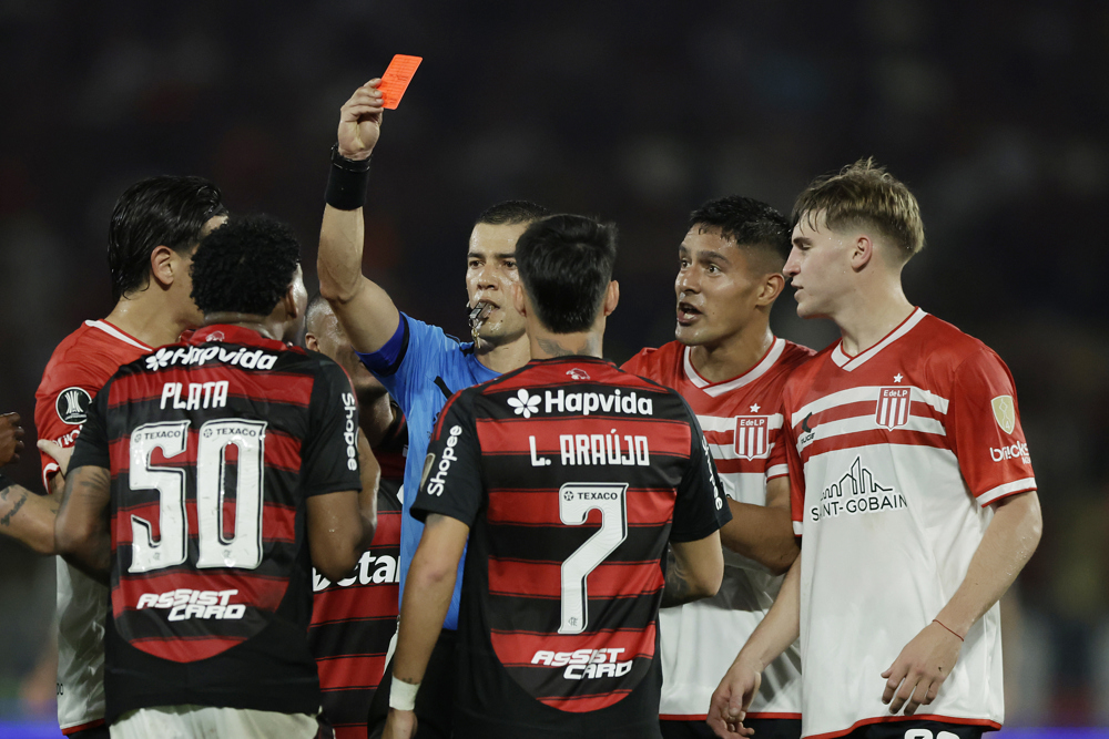 Conmebol reconhece erro e retira cartão vermelho de Plata em Flamengo x Estudiantes, pela Libertadores