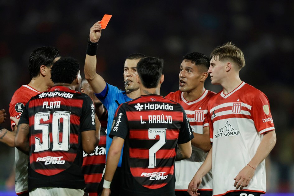 Plata é expulso pelo árbitro Andrés Rojas, durante partida das quartas de final da Libertadores entre Flamengo e Estudiantes, no Maracanã, no Rio de Janeiro