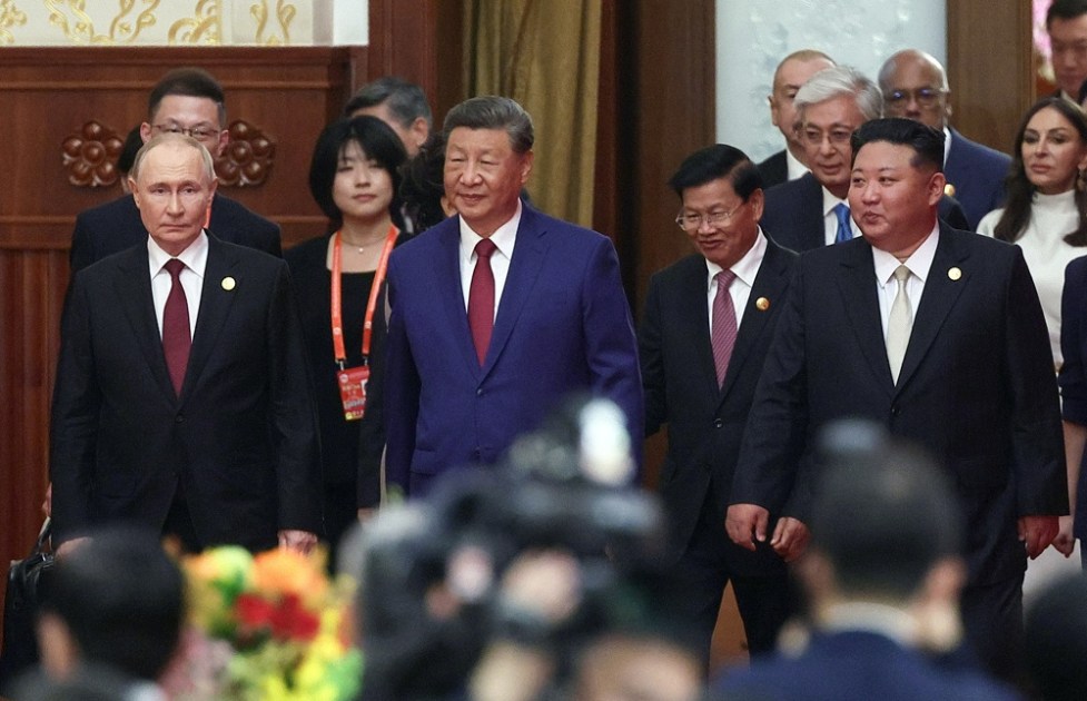 O presidente russo Vladimir Putin, o presidente chinês Xi Jinping e o líder norte-coreano Kim Jong Un chegam para participar de uma recepção que marca o 80º aniversário da vitória na Guerra de Resistência do Povo Chinês contra a Agressão Japonesa e o fim da Segunda Guerra Mundial, em Pequim, China, em 3 de setembro de 2025. EFE/EPA/VLADIMIR SMIRNOV/SPUTNIK/KREMLIN POOL CRÉDITO OBRIGATÓRIO
