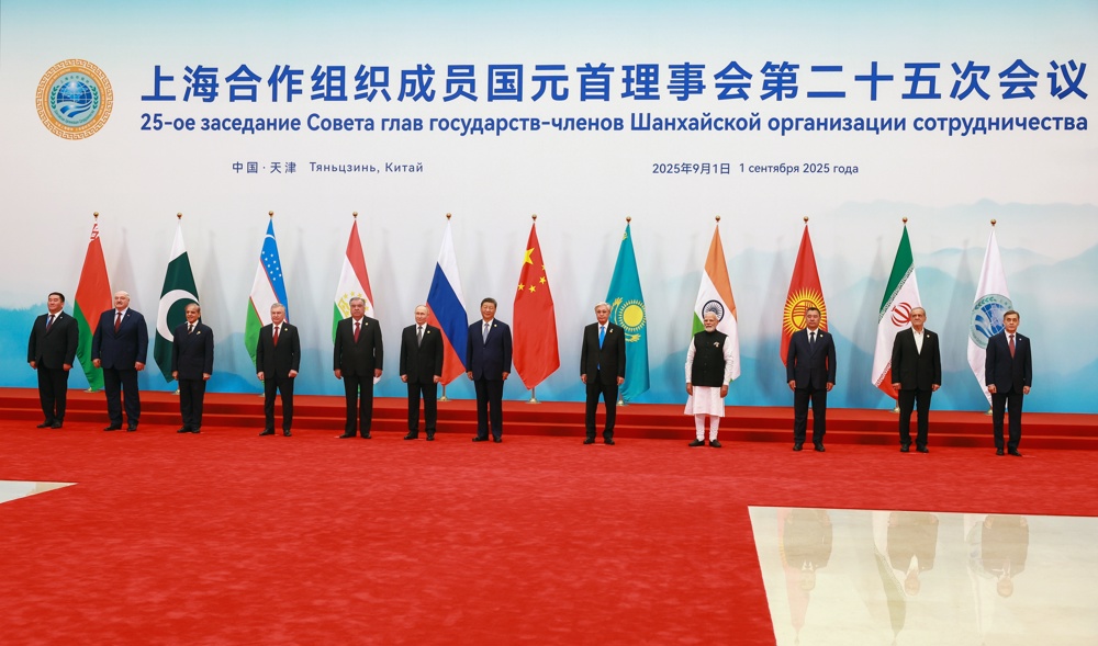 O secretário-geral da OCS, Nurlan Yermekbayev, o presidente iraniano, Masoud Pezeshkian, o presidente quirguiz, Sadyr Japarov, o primeiro-ministro indiano, Narendra Modi, o presidente cazaque, Kassym-Jomart Tokayev, o presidente chinês, Xi Jinping, o presidente russo, Vladimir Putin, o presidente tadjique, Emomali Rahmon, o presidente uzbeque, Shavkat Mirziyoyev, o primeiro-ministro paquistanês, Shehbaz Sharif, e o presidente bielorrusso, Alexander Lukashenko, posam para uma foto de família na cúpula da Organização de Cooperação de Xangai (OCS), em Tianjin, China, em 1º de setembro de 2025. (Rússia) EFE/EPA/VLADIMIR SMIRNOV/SPUTNIK/KREMLIN / POOL MANDATORY CREDIT
