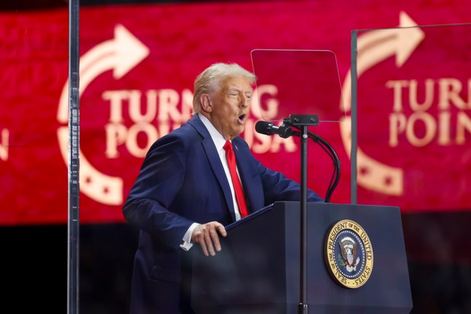 O presidente dos EUA, Donald Trump, discursa durante o culto público em memória do ativista político Charlie Kirk no Estádio State Farm em Glendale, Arizona, EUA, em 21 de setembro de 2025. Kirk foi baleado e morto em 10 de setembro durante uma parada de sua turnê American Comeback, organizada pela Turning Point USA, na Universidade de Utah Valley. EFE/EPA/CAROLINE BREHMAN