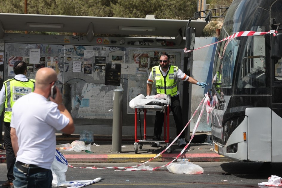 Serviços de emergência trabalham no local de tiroteio em Jerusalém