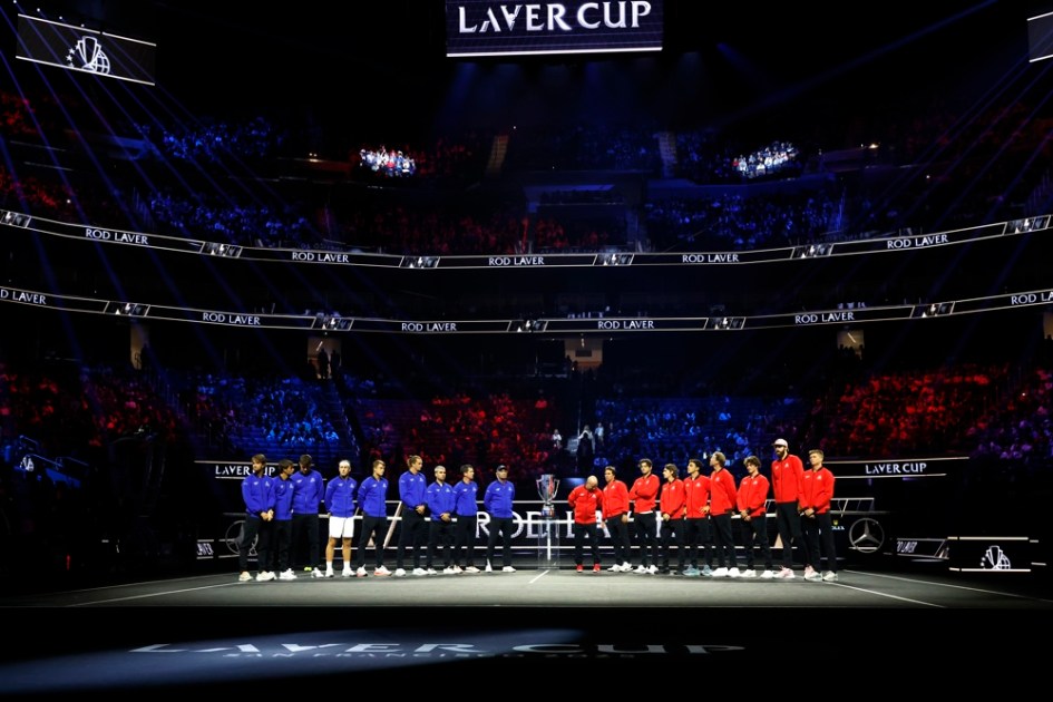 Equipes Europa e Mundo posam com o troféu da Laver Cup durante a cerimônia de abertura do primeiro dia do torneio de tênis, em São Francisco, nos Estados Unidos