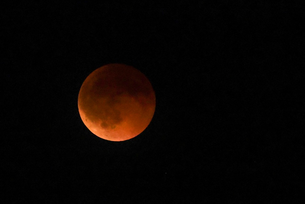 Eclipse: Países ao redor do mundo presenciam Lua de Sangue; veja fotos