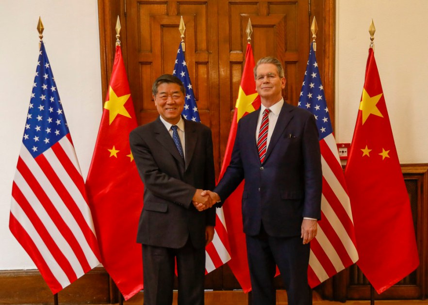 O Secretário do Tesouro dos Estados Unidos, Scott Bessent, em sua reunião com o vice-primeiro-ministro chino chino He Lifeng, neste domingo em Madrid. Se trata da quarta rodada de negociações comerciais que acontecem na EEUU e na China, depois das reuniões em Ginebra, Londres e Estocolmo, e está previsto que se prolongue até 17 de setembro. OBRIGATÓRIO)***