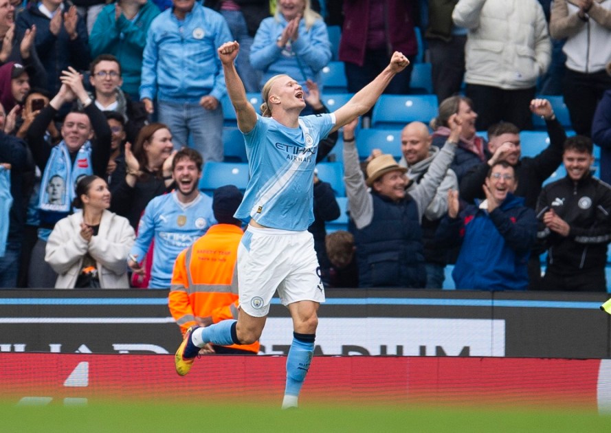Erling Haaland, do Manchester City, comemora após marcar o quinto gol da equipe na vitória por 5 a 1 sobre o Burnley, em partida da Premier League