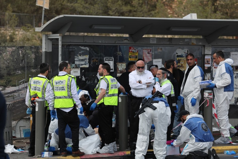 Policiais israelenses e serviços de emergência trabalham no local de um tiroteio em Jerusalém