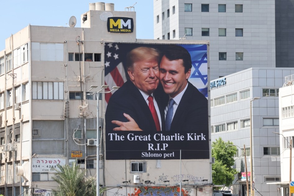 Um outdoor exibe a imagem do presidente dos EUA, Donald Trump (E), abraçando o ativista político conservador Charlie Kirk, em homenagem póstuma após o assassinato de Kirk
