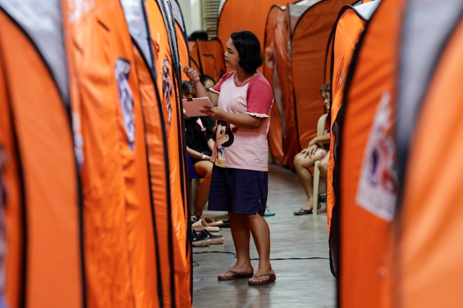 Um socorrista verifica se os moradores de uma vila propensa a inundações estão hospedados em um centro de evacuação usado como precaução contra possíveis efeitos de tempestades na Cidade de Quezon, Região Metropolitana de Manila, Filipinas, em 26 de setembro de 2025. O serviço meteorológico das Filipinas projetou a forte tempestade tropical Bualoi nas proximidades da província de Mindoro Ocidental, no centro das Filipinas. Os cidadãos foram lembrados de tomar precauções contra possíveis inundações e ventos fortes. (Tormenta, Filipinas) EFE/EPA/ROLEX DELA PENA