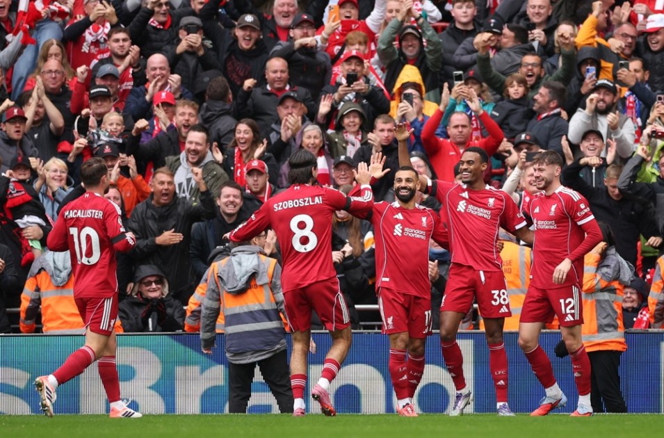 Gravenberch, do Liverpool, comemora o gol de 1 a 0, durante a partida da Premier League entre Liverpool e Everton