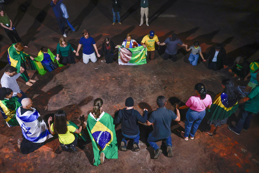 Apoiadores de Bolsonaro fazem vigília perto de seu condomínio na véspera de julgamento