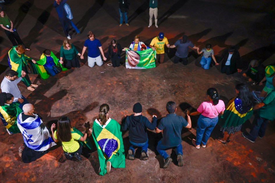 Apoiadores de Jair Bolsonaro fazem vigília na véspera do julgamento do ex-presidente em frente ao condomínio onde cumpre prisão domiciliar em Brasília