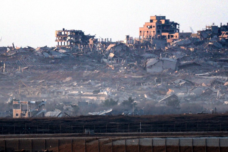 Imagem da fronteira israelense com a Faixa de Gaza mostra prédios destruídos no território em conflito