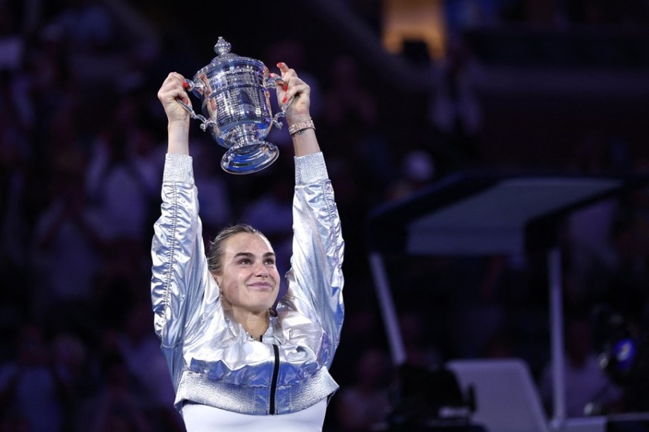 Aryna Sabalenka, da Bielorrússia, posa com o troféu após derrotar a americana Amanda Anisimova na final