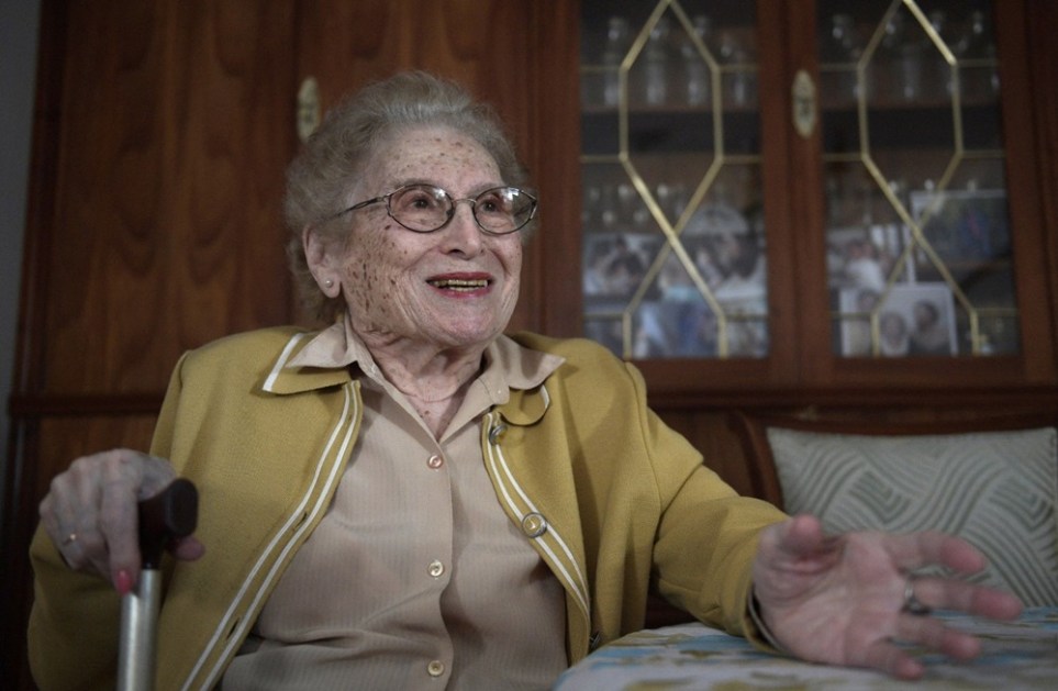 Rosa Tarlovsky de Roisinblit, vice-presidente histórica da organização de direitos humanos Avós da Praça de Maio, fotografada em sua casa
