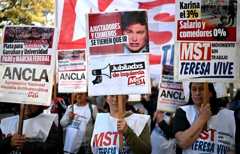 Médicos e universitários protestam contra vetos de Milei à saúde na Argentina
