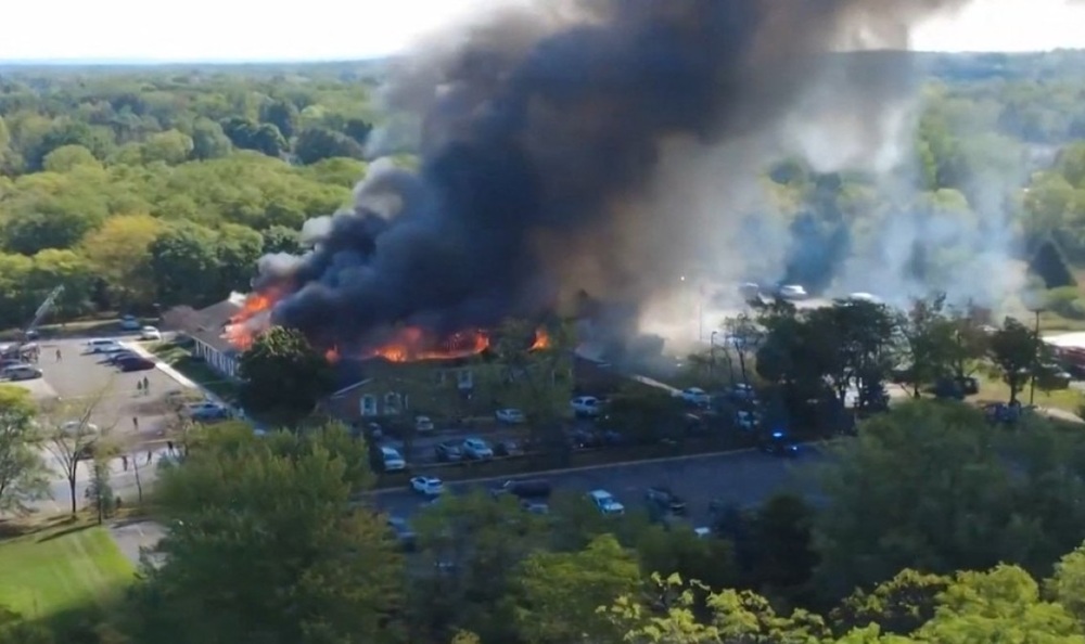 Incêndio atinge igreja de Jesus Cristo dos Santos dos Últimos Dias em Grand Blanc, Michigan, após ataque a tiros neste domingo (28)