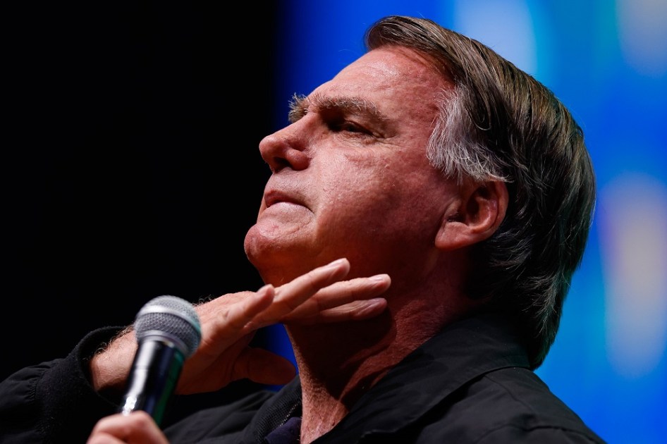 Bolsonaro é alvo de buscas da PF e terá de usar tornozeleira eletrônica