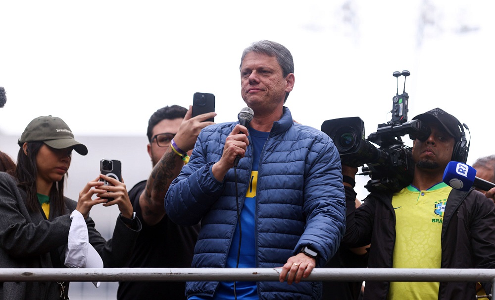 O governador de São Paulo, Tarcísio de Freitas (Republicanos), discursa durante ato na Avenida Paulista, em São Paulo