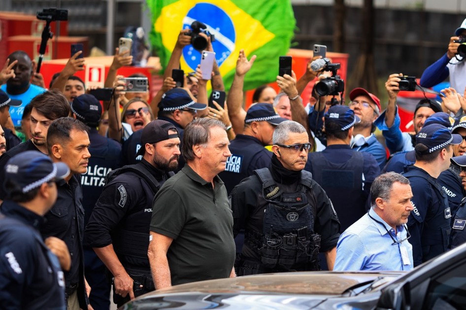 O ex-presidente da República, Jair Bolsonaro, deixa o Hospital DF Star, em Brasília