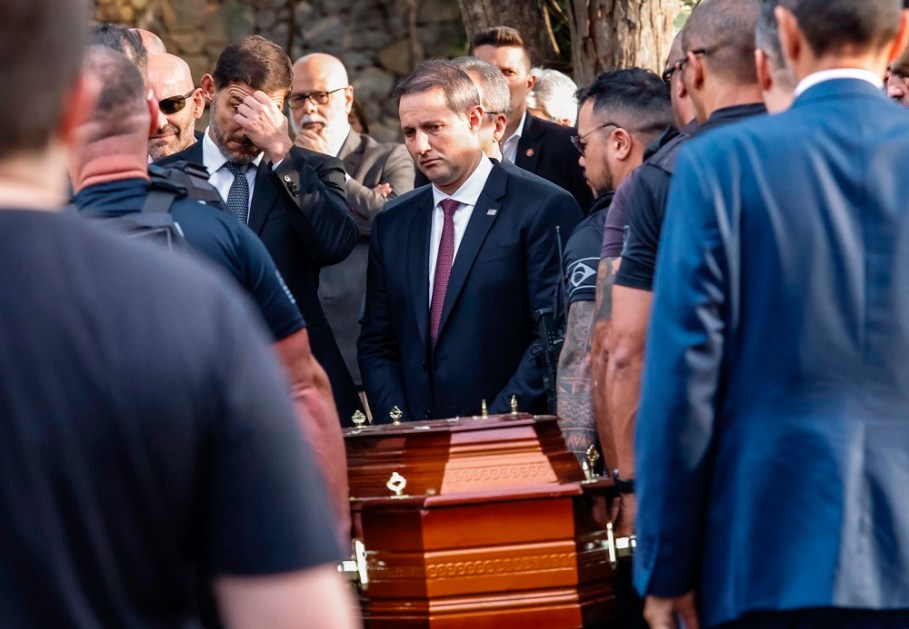 O secretário de Segurança Pública do estado de São Paulo, Guilherme Derrite (c), comparece ao sepultamento do corpo do ex-delegado-geral do Estado, Ruy Ferraz Fontes, no Cemitério da Paz, no bairro do Morumbi
