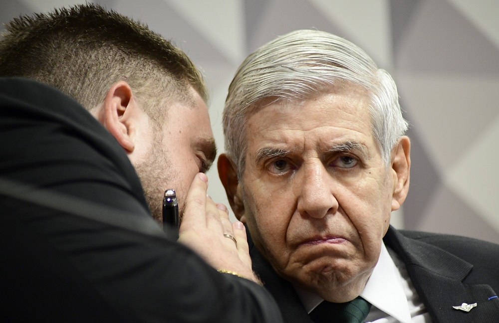 Moraes autoriza defesa de Augusto Heleno a usar fotos e vídeos durante julgamento