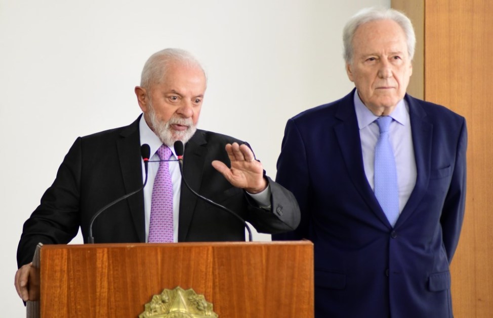 O presidente Luiz Inácio Lula da Silva (E) anuncia o ex-presidente do Supremo Tribunal Federal (STF), Ricardo Lewandowski (D), como novo ministro da Justiça e da Segurança Pública