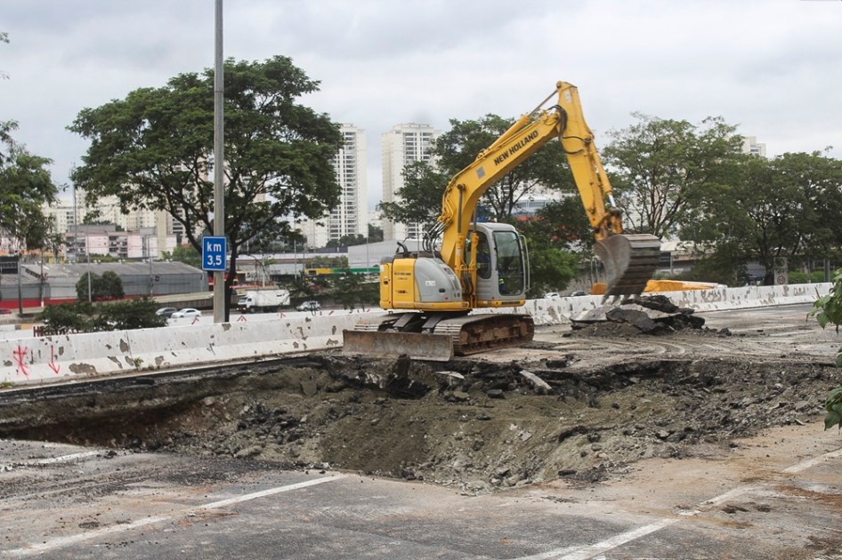 A cratera que há um mês surgiu na pista central da Marginal do Tietê, nas proximidades da saída da Rodovia dos Bandeirantes, voltou a se abrir, na madrugada deste domingo (11)
