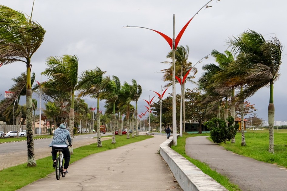Vento forte e céu nublado pelo bairro Jardim Aruan, em Caraguatatuba