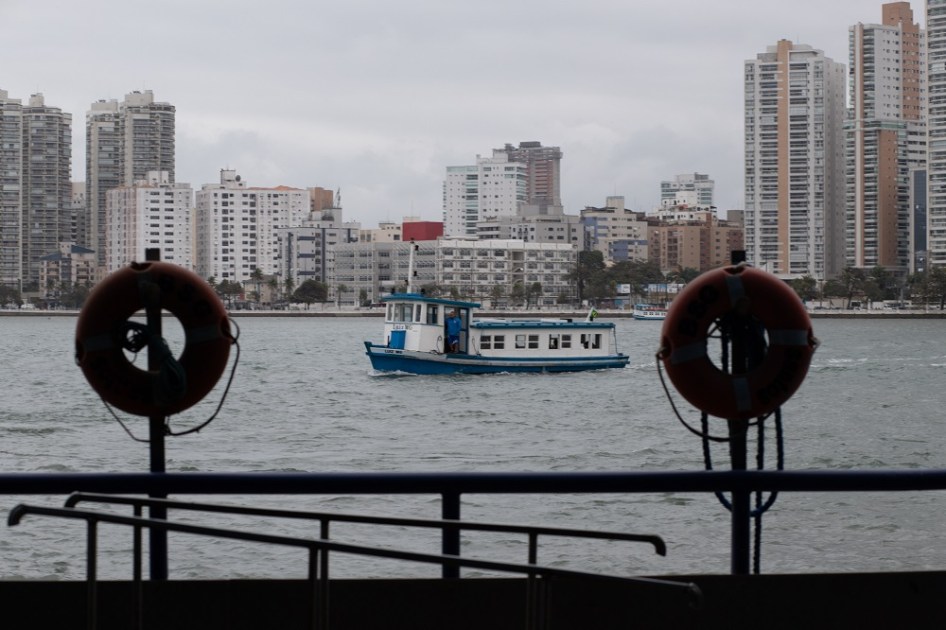 Embarcações realizam travessia Santos-Guarujá
