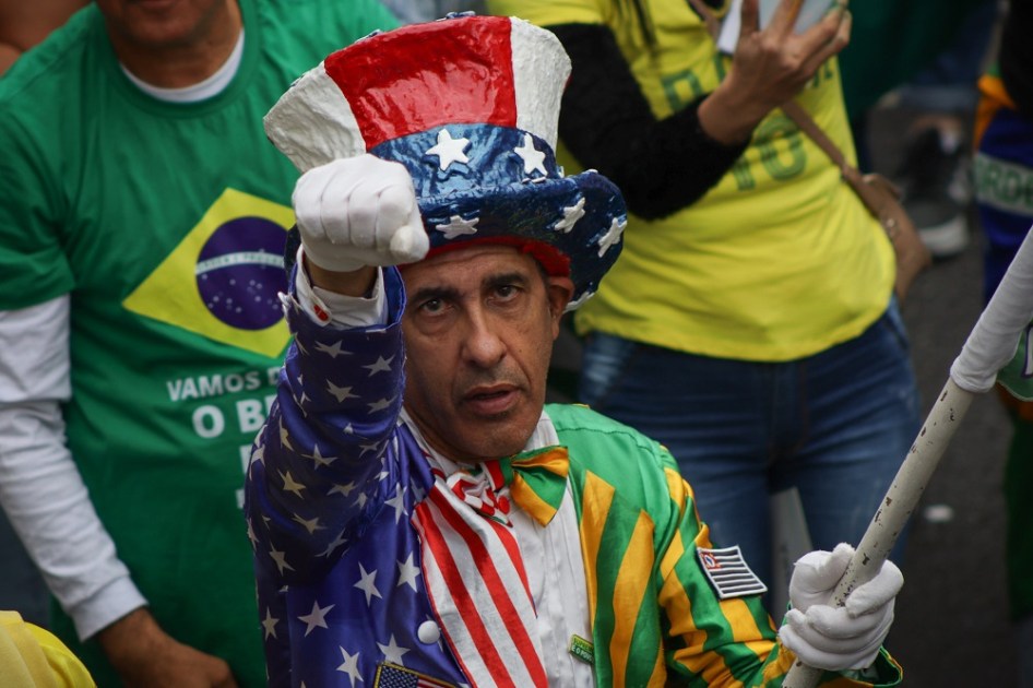 Manifestantes se reúnem na Avenida Paulista, em São Paulo