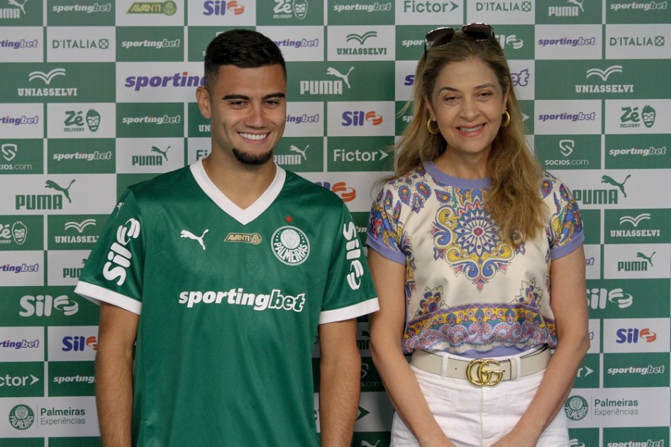O meio-campista Andreas Pereira é apresentado oficial como jogador do Palmeiras apela presidente do clube, Leila Pereira