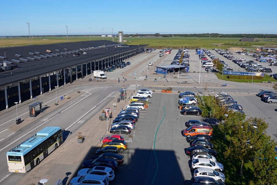 Aeroporto de Aalborg, cujo espaço aéreo foi fechado durante a noite após drones serem observados sobrevoando o local, de acordo com a polícia