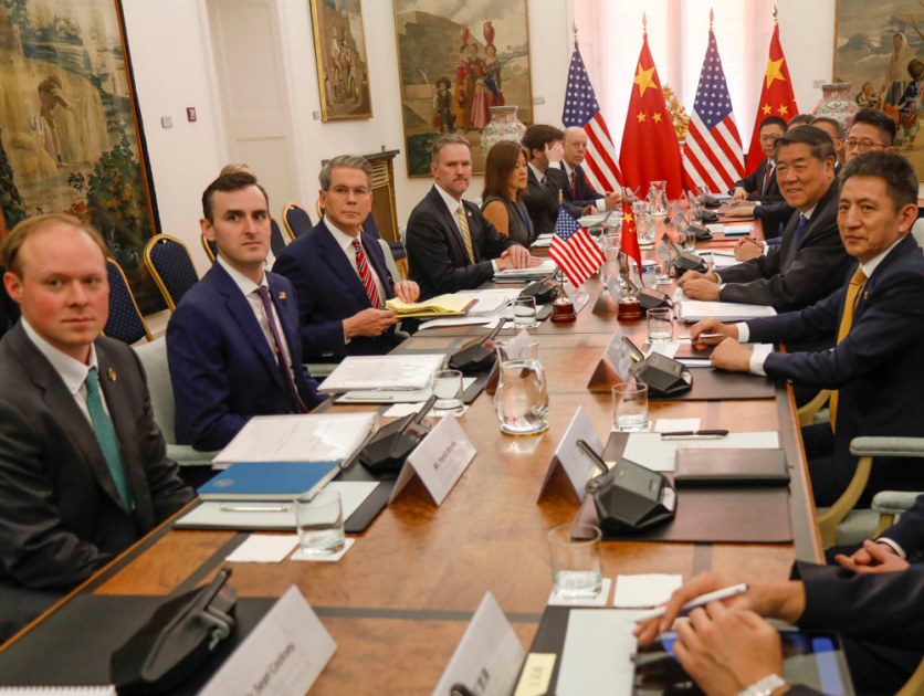 O Secretário do Tesouro dos Estados Unidos, Scott Bessent (i), em seu encontro com o vice-primeiro-ministro chinês, He Lifeng (2d), neste domingo, em Madri. Esta é a quarta rodada de negociações comerciais entre os Estados Unidos e a China, tendo sido realizada em Genebra, Londres e Estocolmo, e deve prosseguir até 17 de setembro. OBRIGATÓRIO)***
