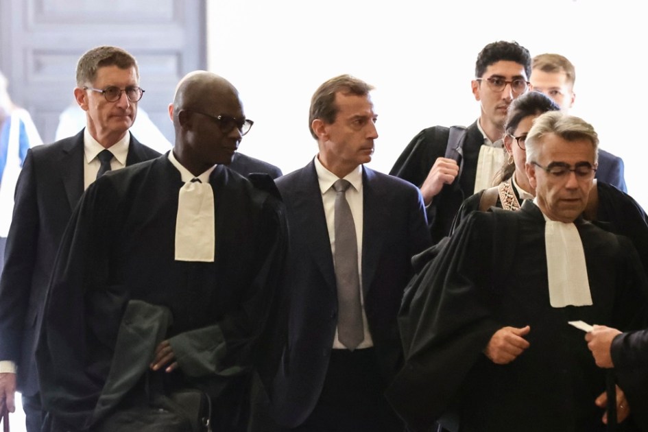 CEO da Airbus, Guillaume Faury, chega com seu advogado, Simon Ndiaye, ao Antigo Palácio da Justiça para o julgamento de apelação do acidente do avião Airbus AF447 entre Rio e Paris, em Paris, França