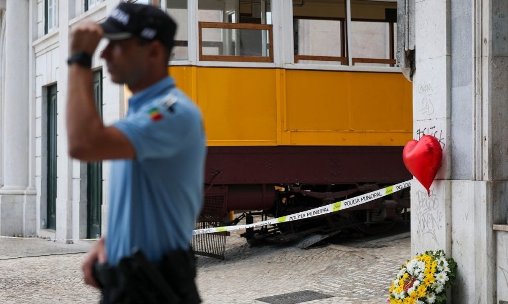 Procuradoria identifica cinco portugueses, dois coreanos e um suíço entre os mortos em acidente com bondinho em Lisboa