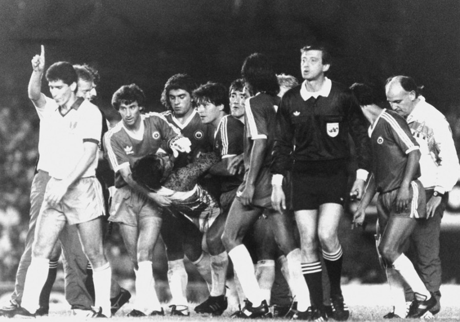 O goleiro da seleção chilena, Roberto Rojas é carregado por companheiros após simular ter sido atingido por um sinalizador lançado no gramado do Maracanã