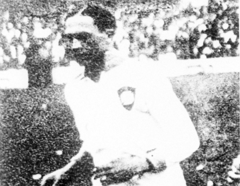 Artur Friedenreich veste a camisa da seleção brasileira durante partida da Copa de 30. Ele foi o mais famoso jogador do período do amadorismo