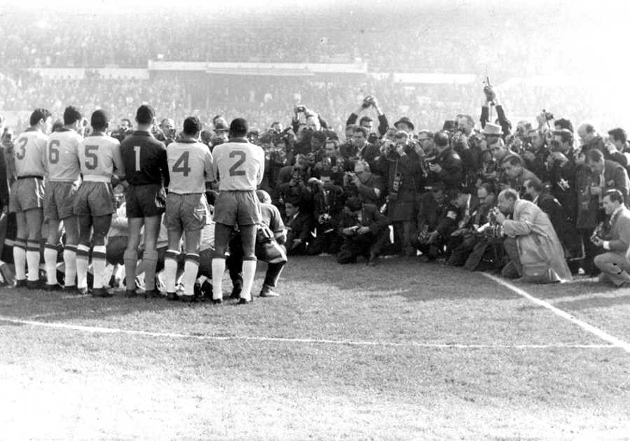 O time brasileiro posa antes da batalha contra o Chile, no estádio nacional, em Santiago, valendo um lugar na final da Copa de 62