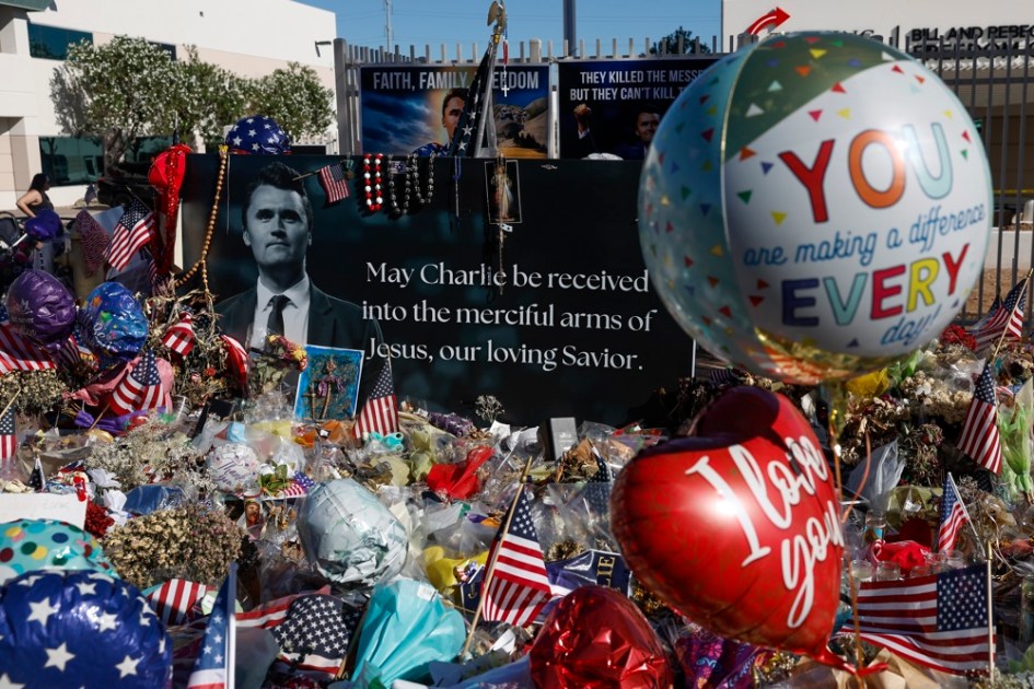 Memorial improvisado para o ativista conservador Charlie Kirk em frente à sede da Turning Point USA em Phoenix, Arizona