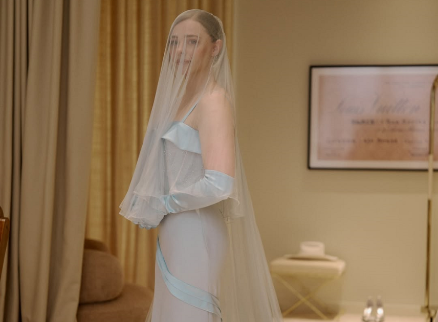 Chloë Grace Moretz exibe o vestido azul usado na cerimônia de casamento com a modelo Kate Harrison