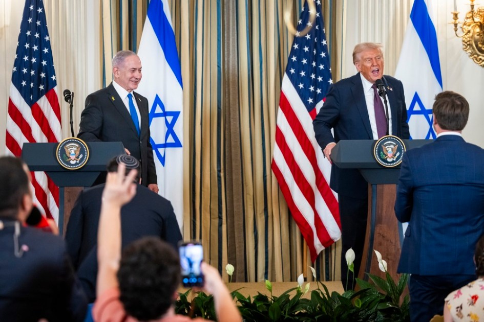 O presidente dos EUA, Donald Trump (à direita), e o primeiro-ministro israelense, Benjamin Netanyahu (à esquerda), realizam uma coletiva de imprensa conjunta no Salão de Jantar de Estado da Casa Branca, em Washington, D.C., EUA, em 29 de setembro de 2025. Durante o encontro, Trump pressionou Netanyahu a aceitar um acordo de paz para pôr fim à guerra em curso em Gaza e para que o Hamas libertasse os reféns restantes. EFE/EPA/JIM LO SCALZO / POOL