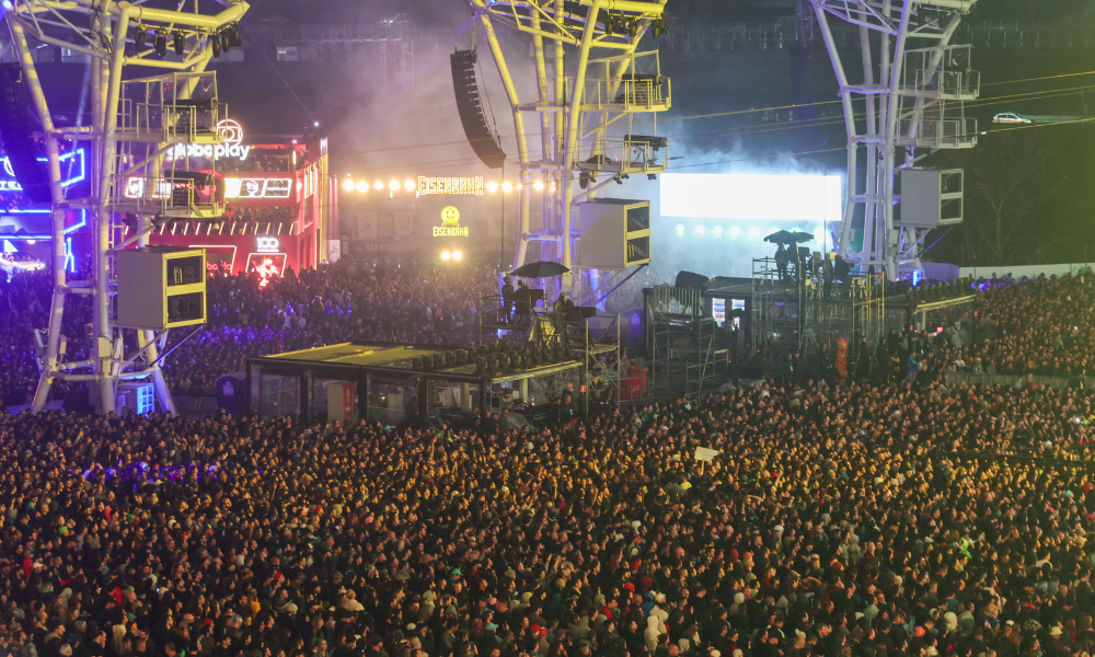 Público assiste a banda Bad Religion, que se apresenta no Palco Skyline na edição 2025 do festival The Town