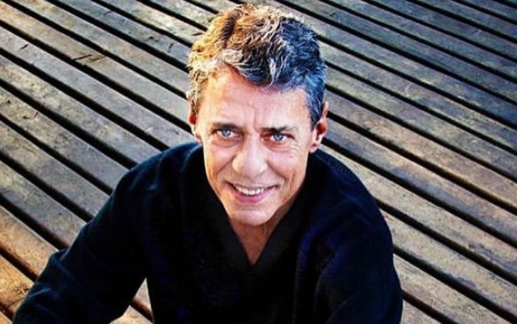 Chico Buarque sorrindo