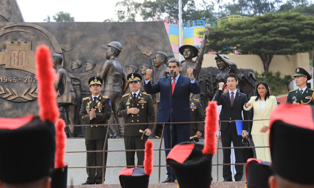 Nicolás Maduro garante que Venezuela seguirá 'de pé' e com 'fé inabalável na vitória' diante da ofensiva dos EUA